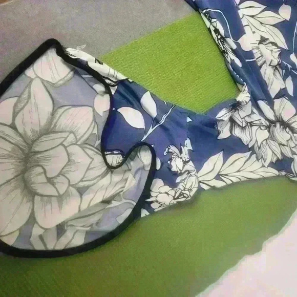 Coco Bianco belle sleeve blue white black floral polyester spandex blouse size M - Picture 4 of 11